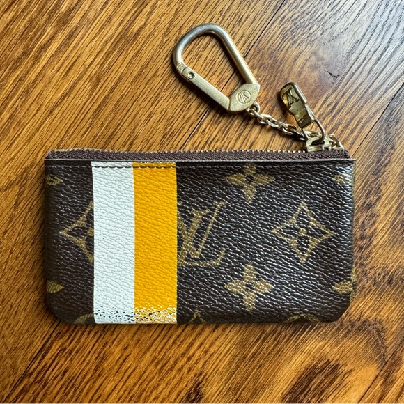 ❤️SOLD❤️ Louis Vuitton Groom Bell Boy Key Cles (w/ COA) - Picture 2 of 11